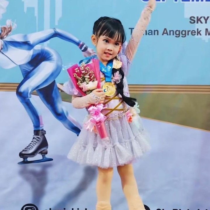 <p>Melihat pencapaian sang putri, Fitri pun sempat mengenang kembali momen saat Sada masih kecil, Bunda. &ldquo;Masih ingat hari pertama kamu merangkak, berdiri, dan melangkah, nak. Sekarang sudah bisa meluncur di atas es pakai gaun cantik bertabur <em>glitter</em> dan kembang. Hehe, lihatnya saja mama sampai ingin menangis,&rdquo; ujar Fitri lewat Instagram. (Foto: Instagram @fitrop)</p>