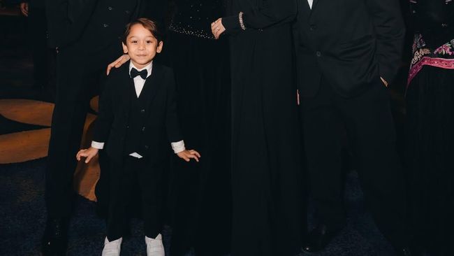 7 Style Kondangan Abang L Anak Rizky Billar dan Lesti Kejora Pakai Jas dan Dasi Kupu-kupu