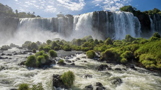 Air terjun merupakan keindahan alam yang memukau. Keindahannya tak hanya berasal dari visualnya, tetapi juga suasana alami di sekitarnya.