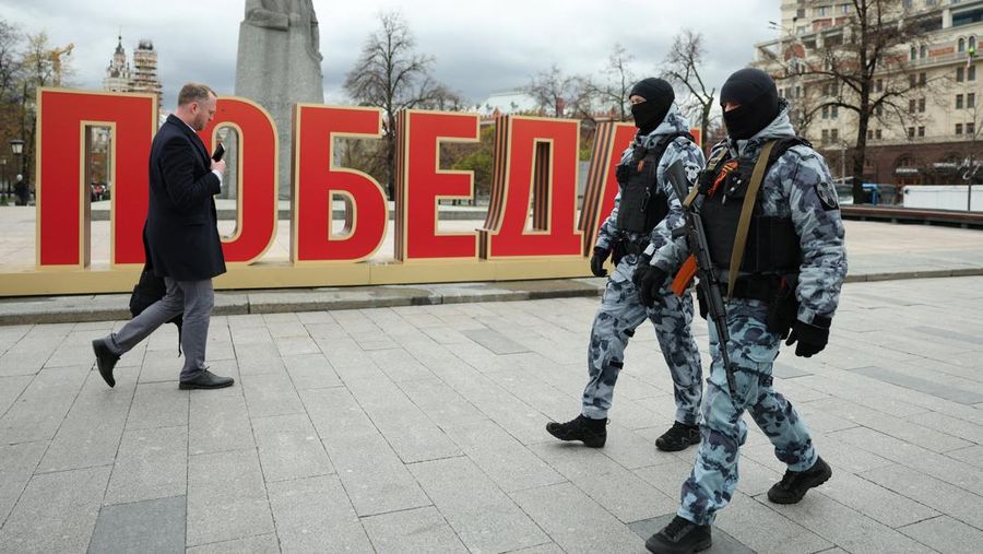 Anggota Garda Nasional Rusia (Rosgvardiya) beroperasi di area dekat Lapangan Merah di Moskow, Rusia, Rabu (28/4/2026). (REUTERS/Ramil Sitdikov)