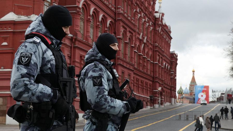 Anggota Garda Nasional Rusia (Rosgvardiya) beroperasi di area dekat Lapangan Merah di Moskow, Rusia, Rabu (28/4/2026). (REUTERS/Ramil Sitdikov)