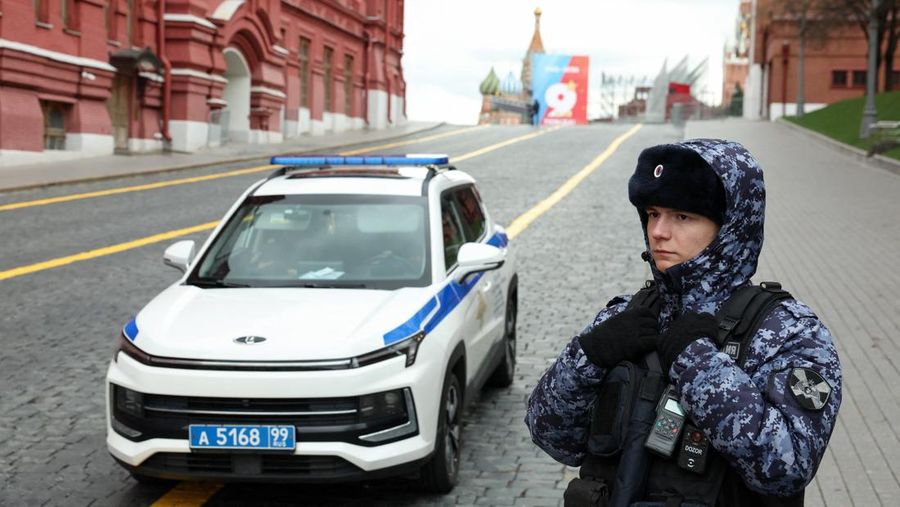 Anggota Garda Nasional Rusia (Rosgvardiya) beroperasi di area dekat Lapangan Merah di Moskow, Rusia, Rabu (28/4/2026). (REUTERS/Ramil Sitdikov)