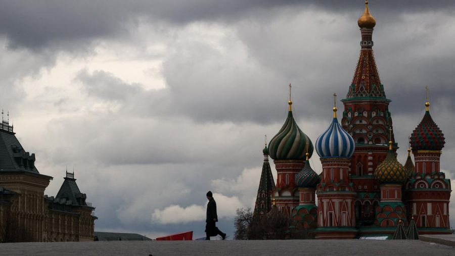 Anggota Garda Nasional Rusia (Rosgvardiya) beroperasi di area dekat Lapangan Merah di Moskow, Rusia, Rabu (28/4/2026). (REUTERS/Ramil Sitdikov)