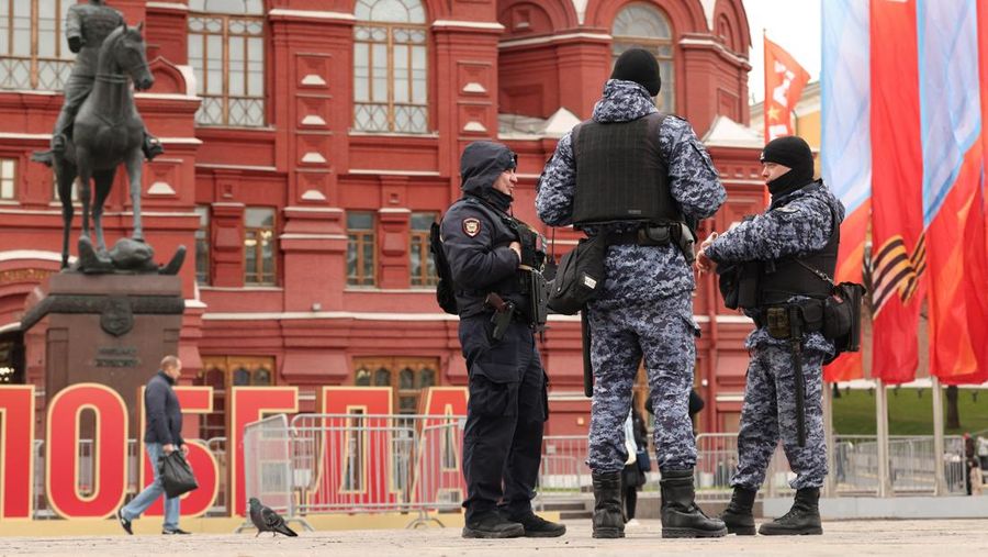 Anggota Garda Nasional Rusia (Rosgvardiya) beroperasi di area dekat Lapangan Merah di Moskow, Rusia, Rabu (28/4/2026). (REUTERS/Ramil Sitdikov)