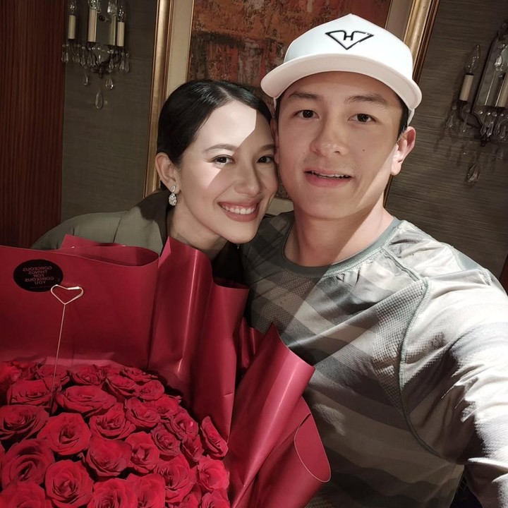 <p>Acara tasyakuran ini menjadi begitu spesial lantaran bertepatan dengan hari ulang tahun Athina yang ke-30 tahun. Dalam ungganan di Instagram, Rio mengunggah fotonya saat memberikan <em>bucket</em> bunga mawar merah untuk sang istri dan menuliskan ucapan manis. "Selamat Ulang Tahun Istriku Tersayang, aku mencintaimu selamanya dan seterusnya," tulis Rio. (Foto: Instagram @rharyantoracing)</p>