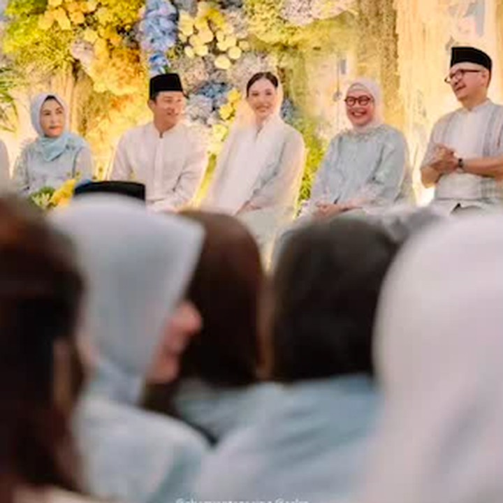 <p>Kabar bahagia datang dari pembalap Indonesia, Rio Haryanto. Sang istri Athina Papadimitriou tengah menjalani kehamilan pertamanya, Bunda. Melalui unggahan di Instagram, Rio membagikan kabar kehamilan ini saat ia dan sang istri menggelar acara tasyakuran empat bulanan. (Foto: Instagram @rharyantoracing)</p>