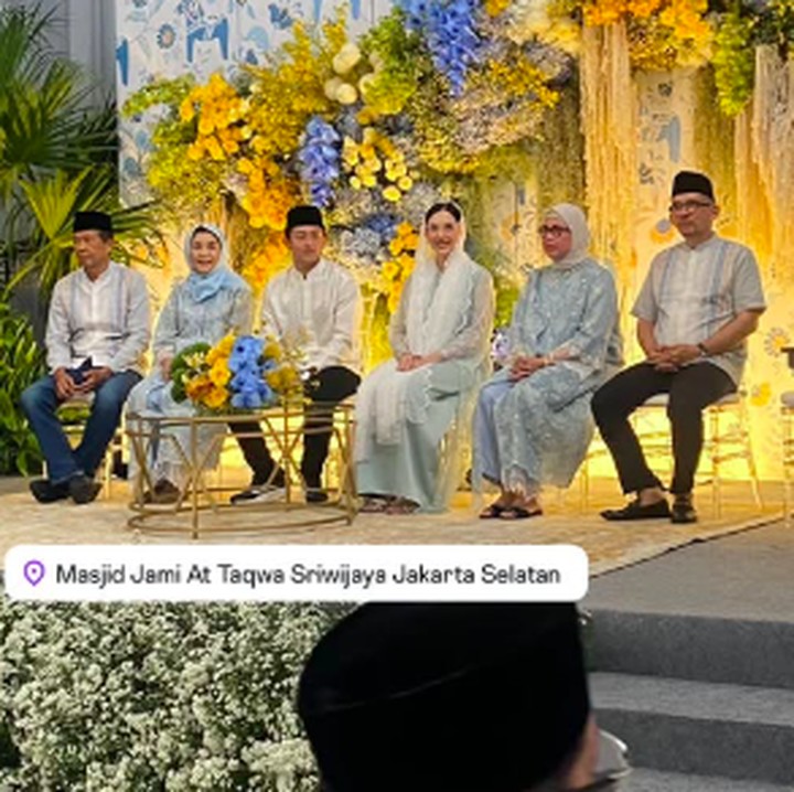 <p>io dan keluarganya menggelar acara tasyakuran secara tertutup, Bunda. Dalam acara ini, Athina tampil cantik mengenakan baju bernunsa warna hijau muda. Sementara itu, Rio tampak memakai baju koko putih dengan celana dan peci hitam. (Foto: Instagram @rharyantoracing)</p>