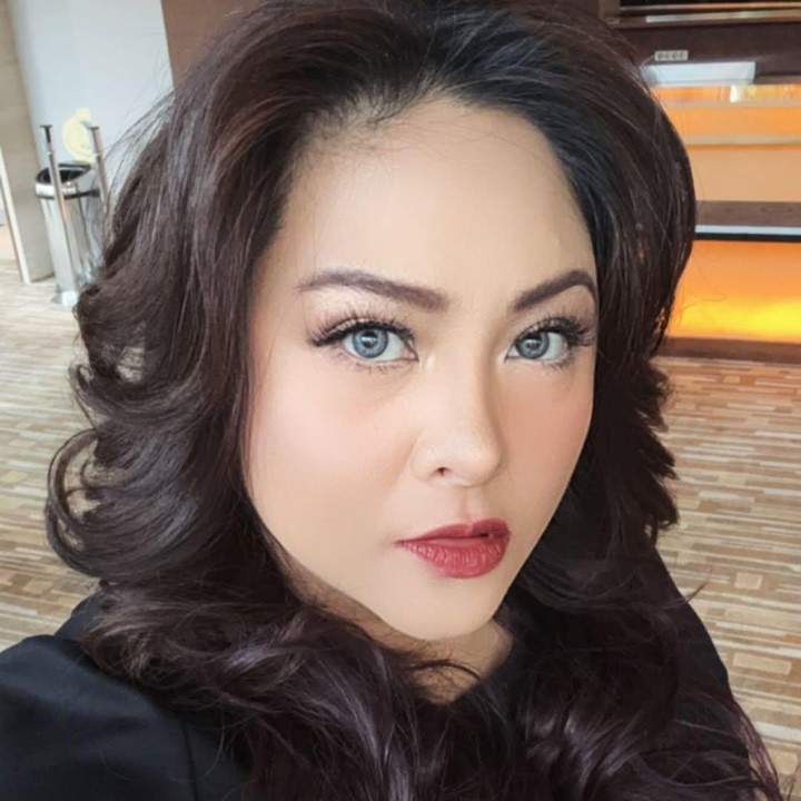 <p>Penampilan Audy yang manglingi belakangan ini memang mencuri perhatian netizen, Bunda. Audy terlihat makin cantik setelah sukses menjalani diet untuk menurunkan berat badannya. Tak cuma terlihat langsing, aura glowing juga terlihat dari paras Bunda dua anak ini. "Cantiknya gak bosenin," tulis akun @ju***. "Waaahh nambah usia koq jd tambah cantik yaaa," kata @me****. "Cantik banget," ujar @mr***. (Foto: Instagram @audyitem)</p>