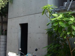 Penampakan Rumah Beton Tanpa Jendela yang Bikin Banyak Orang Penasaran