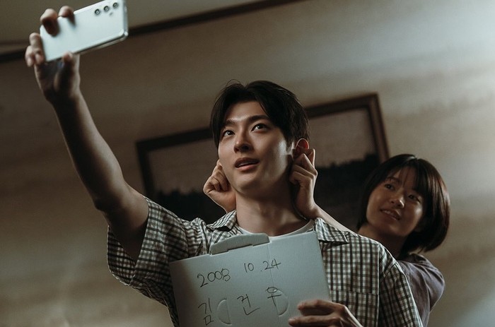 Baek Sun Ho memerankan Geon Woo, siswa populer dengan kepribadian ceria yang berusaha melindungi kekasihnya, Se Ah (Jeon So Young), dan mengungkap kebenaran tentang aplikasi yang memakan korban./ Foto: instagram.com/netflixkr