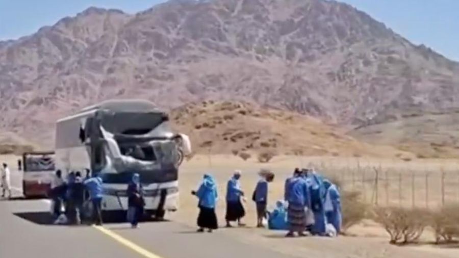 Bus jemaah haji Indonesia kecelakaan. (Tangkapan Layar Video/X)