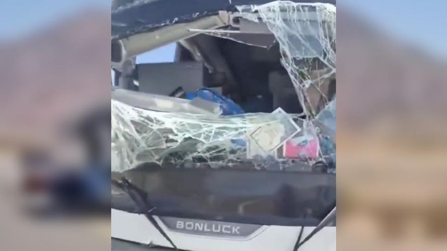 Bus jemaah haji Indonesia kecelakaan. (Tangkapan Layar Video/X)