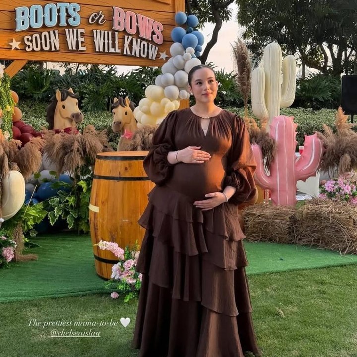 <p>Melalui unggahan di Intagram Stories, Chelsea membagikan momen acara <em>gender reveal</em>-nya. Dalam acara ini, Chelsea tampil cantik mengenakan <em>dress</em> cokelat dan terlihat <em>glowing</em> saat memamerkan <em>baby bump</em> kehamilannya yang sudah besar. (Foto: Instagram @chelseaislan)</p>