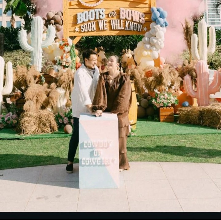 <p>Artis Chelsea Islan tengah menjalani kehamilan dan sebentar lagi akan dikaruniai anak pertama. Baru-baru ini, Chelsea dan sang suami Rob Clinton Kardinal menggelar acara <em>gender reveal</em> yang cukup meriah. Acara ini digelar untuk mengungkap jenis kelamin anak pertama mereka. (Foto: Instagram @chelseaislan)</p>