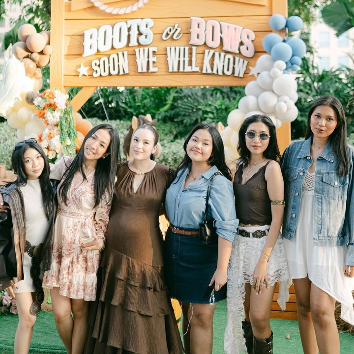 <p>Acara <em>gender reveal</em> Chelsea Islan ini mengusung konsep peternakan kuda, Bunda. Berbagai dekorasi bernuansa cokelat sangat kental dalam acara ini. Tamu undangan yang hadir juga banyak mengenakan pakaian berkonsep <em>cowboy</em>, yang identik dengan jeans biru dan baju cokelat. (Foto: Instagram @chelseaislan)</p>