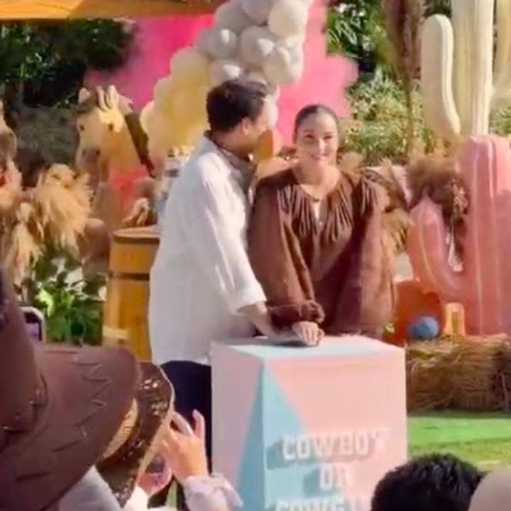 <p>Acara puncak dimulai saat Chelsea dan suaminya berdiri di panggung utama. Keduanya menekan tombol di kotak bertuliskan 'Cowboy or Cowgirl' secara bersamaan untuk mengetahui jenis kelamin anak pertama mereka. Setelah tombol ditekan, konfeti berwarna merah muda atau pink keluar dari belakang panggung. Itu artinya, Chelsea dan sang suami bakal dikaruniai anak berjenis kelamin perempuan, Bunda. (Foto: Instagram @chelseaislan)</p>