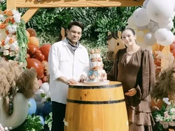 7 Momen Bahagia Chelsea Islan & Suami Umumkan Jenis Kelamin Anak dengan Tema Koboi