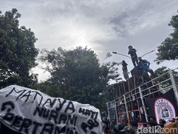 Demo Sopir Truk di Surabaya, Tuntut Hapus Barcode-Keluhkan Kuota Solar