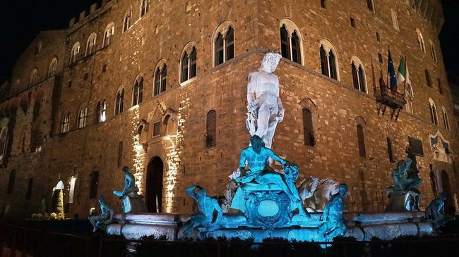 Pemerintah kota Florence menyatakan turis wanita tersebut memanjat Air Mancur Neptunus, nan dikenal penduduk lokal sebagai "Biancone", di Piazza della Signoria.