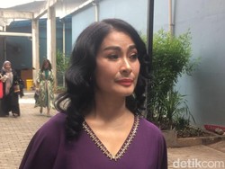 Iis Dahlia Belum Kepikiran Nikahkan Anak