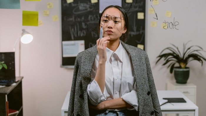 Perempuan tangguh siap melalui kemungkinan terburuk. Pengalaman hidupnya membuatnya belajar untuk selalu bersiap.