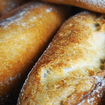 Perbedaan Baguette dan Roti Tawar, Mana yang Lebih Sehat?