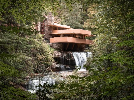 Menyatu dengan Alam, Rumah Mewah Ini Dibangun di Atas Air Terjun