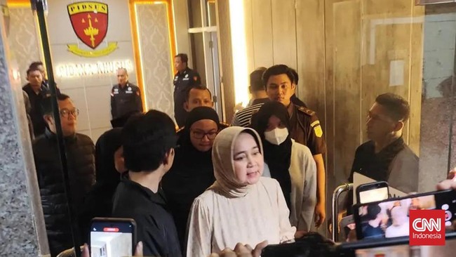 Istri mantan Gubernur Lampung, Riana Sari, membela suaminya yang ditahan karena dugaan korupsi.