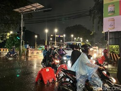 Pengendara Sambat Jl Jagir Masih Tutup Imbas Demo Sopir Truk di Pertamina