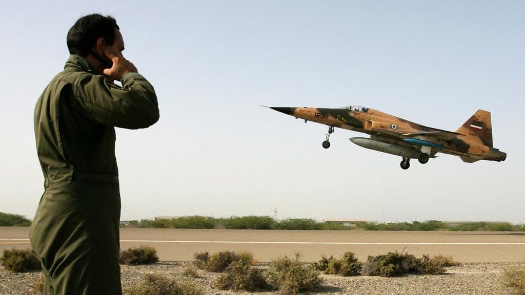 FOTO: Penampakan Jet Tua Iran Bobol dan Bombardir Pangkalan AS di Kuwait
