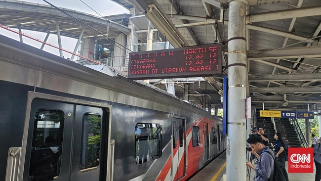 KAI Commuter mulai melakukan uji coba kereta rel listrik (KRL) melintas di Stasiun Bekasi Timur setelah insiden kecelakaan kereta pada Senin (27/4).