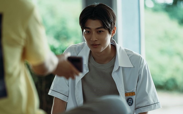 Karena antusiasme penonton, serial Netflix ini sukses menembus Top 10 sejak dirilis perdana pada (24/4) lalu. Kesuksesan tersebut membuat salah satu pemerannya ramai diperbincangkan yakni Baek Sun Ho./ Foto: instagram.com/netflixkr