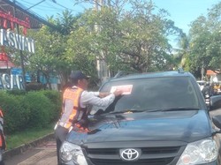 Puluhan Kendaraan Ditempel Stiker gegara Parkir Sembarangan di Denpasar
