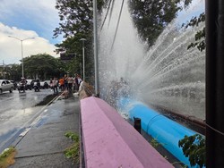 Heboh Pipa PDAM Bocor di MERR Surabaya, Air Menyembur ke Jalan Raya