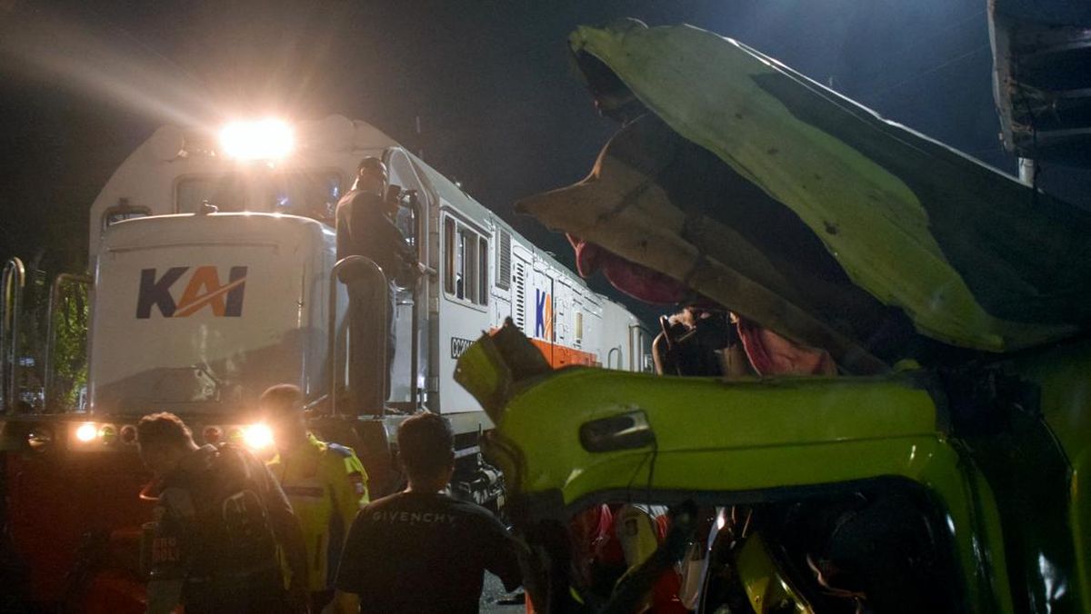 Truk Nekat Terobos Perlintasan Dihantam Commuter Line Dhoho Di Blitar