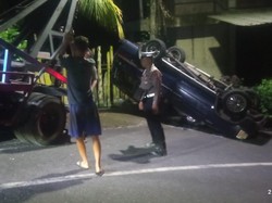 Diduga Rem Blong, Mobil Terbalik di Sukasada Tewaskan 1 Orang