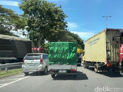 Exit Tol Waru Macet Parah, Diduga Imbas Demo Sopir Truk-Konvoi Bonek