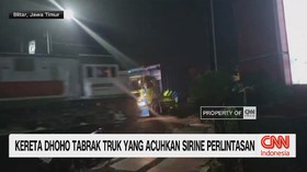 VIDEO: Kereta Dhoho Tabrak Truk yang Acuhkan Sirine Perlintasan