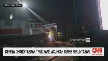 VIDEO: Kereta Dhoho Tabrak Truk yang Acuhkan Sirine Perlintasan