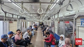 Kereta rel listrik (KRL) jalur BekasiCikarang kembali beroperasi setelah insiden kecelakaan antara KRL dan KA Argo Bromo Anggrek di Stasiun Bekasi Timur pada Senin (27/4).