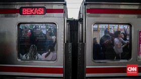 Sejumlah komuter perempuan memadati gerbong Kereta Rel Listrik (KRL) di peron 3-4 Stasiun Manggarai, Manggarai, Jakarta Selatan, Rabu (29/4/2026). (CNN Indonesia/Febria Adha L)