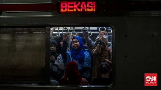 Sejumlah komuter perempuan memadati gerbong Kereta Rel Listrik (KRL) di peron 3-4 Stasiun Manggarai, Manggarai, Jakarta Selatan, Rabu (29/4/2026). (CNN Indonesia/Febria Adha L)