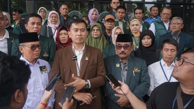 PBB menggugat SK Menteri Hukum ke PTUN Jakarta, menilai keputusan tersebut melanggar AD/ART. PBB ingin mempertahankan hak sebagai pengurus sah.