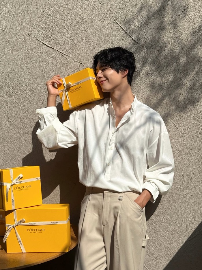 Manjakan fans, artis Korea kelahiran tahun 1993 itu juga membagikan foto-foto di balik layar pemotretan campaign terbaru skincare dan fragrance company tersebut ke akun Instagram pribadi Park Bo Gum. / Foto: instagram.com/bogummy