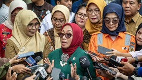 Menteri Pemberdayaan Perempuan dan Perlindungan Anak (PPPA) Arifah Fauzi (tengah) didampingi Direktur SDM dan Kelembagaan PT KAI Atih Nurhayati (kanan) menjawab pertanyaan wartawan saat menjenguk korban kecelakaan kereta api di RSUD Bekasi, Jawa Bara