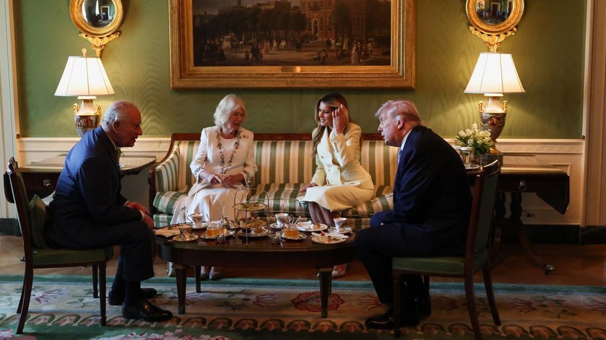 Foto: Momen Raja Charles Minum Teh Hingga Pidato Di Kongres As