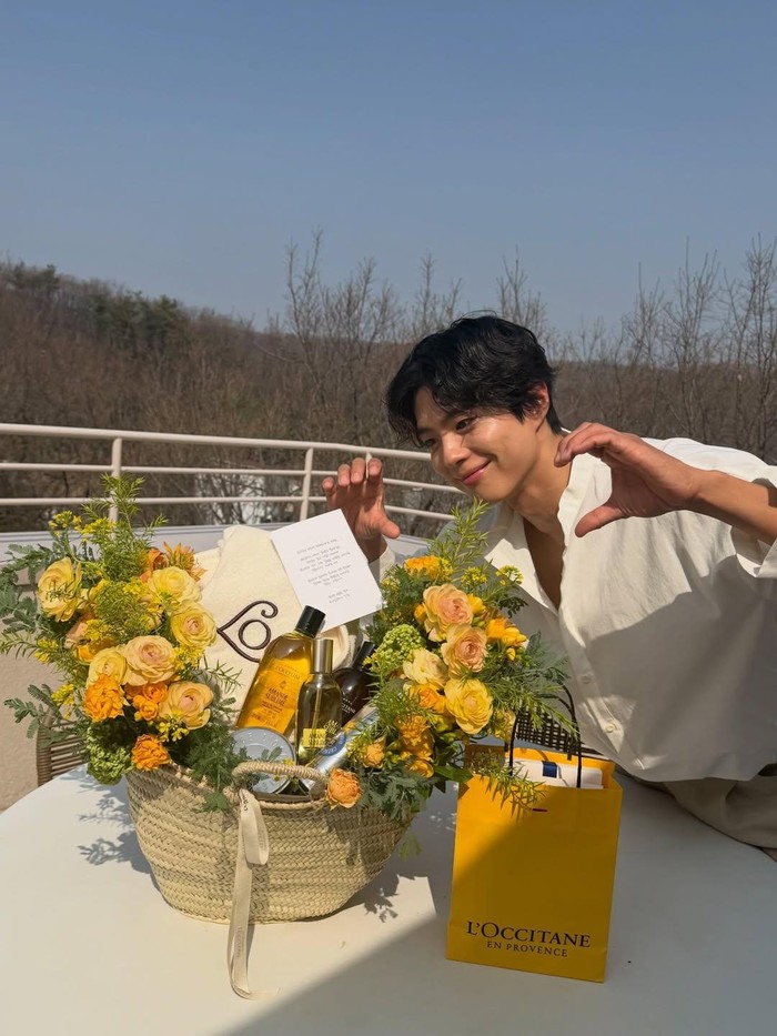 Namun, perayaan kali ini berbeda. Ya, tak hanya karena milestone yang berhasil dicapai tahun ini, tetapi juga &lsquo;a very special guest&rsquo; yang mereka undang untuk ikut merayakan anniversary ke-50 bersama. / Foto: instagram.com/bogummy