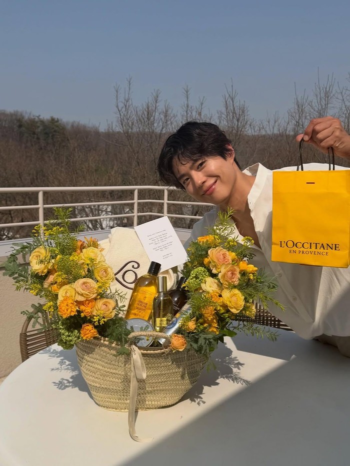 Park Bo Gum pun menjadi wajah campaign terbaru beauty house tersebut yang secara spesifik mempromosikan koleksi signature yang menjadi icon L&rsquo;Occitane en Province, yakni Amande Sublime series. / Foto: instagram.com/bogummy