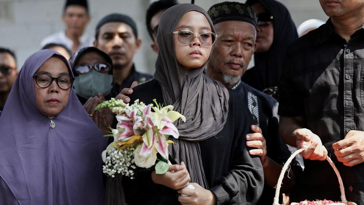 Foto: Pemakaman Jurnalis Kompastv Korban Kecelakaan Kereta Di Bekasi