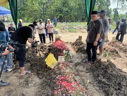 Arinjani dan Karyawati KompasTV Korban Tabrakan KRL Dimakamkan Berdekatan
